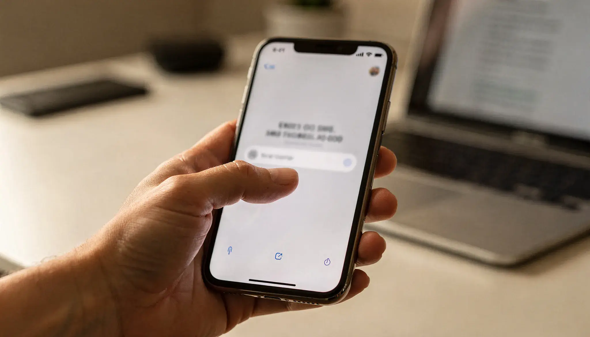 Smartphone mit SMS-Bestätigungscode für eine Einzahlung per Handyrechnung